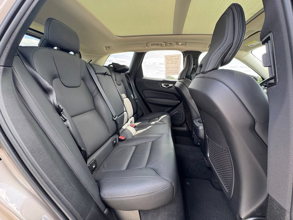 Used 2025 Volvo XC60 B5 Plus AWD/4WD image 33