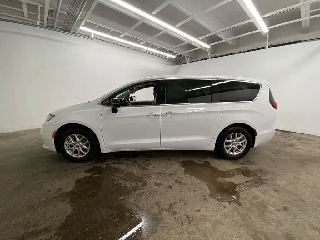 Used 2024 Chrysler Pacifica Touring-L image 3