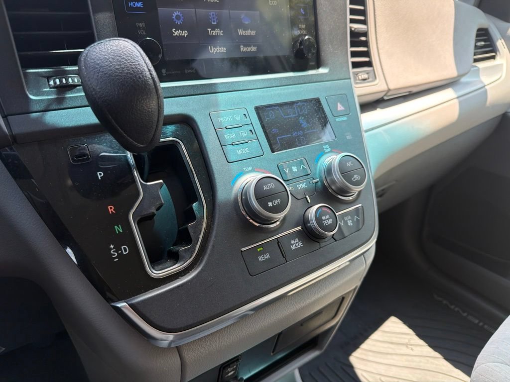 Used 2016 Toyota Sienna LE FWD image 32