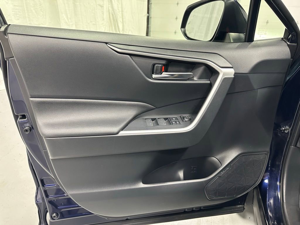 Used 2025 Toyota RAV4 XLE AWD/4WD image 8