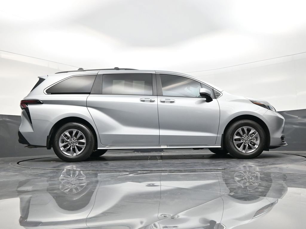 Used 2025 Toyota Sienna XLE image 25