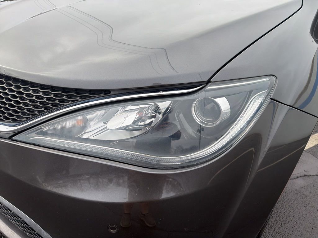 Used 2018 Chrysler Pacifica Touring-L w/ Advanced Safetytec Group image 8