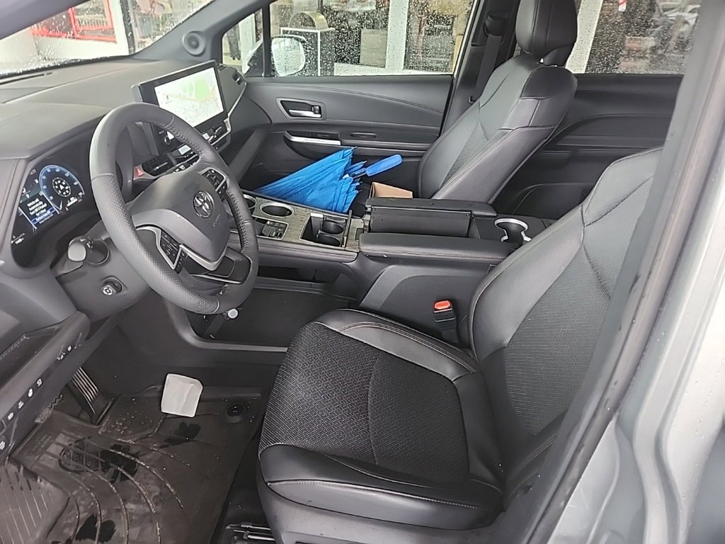 Used 2025 Toyota Sienna Platinum image 10
