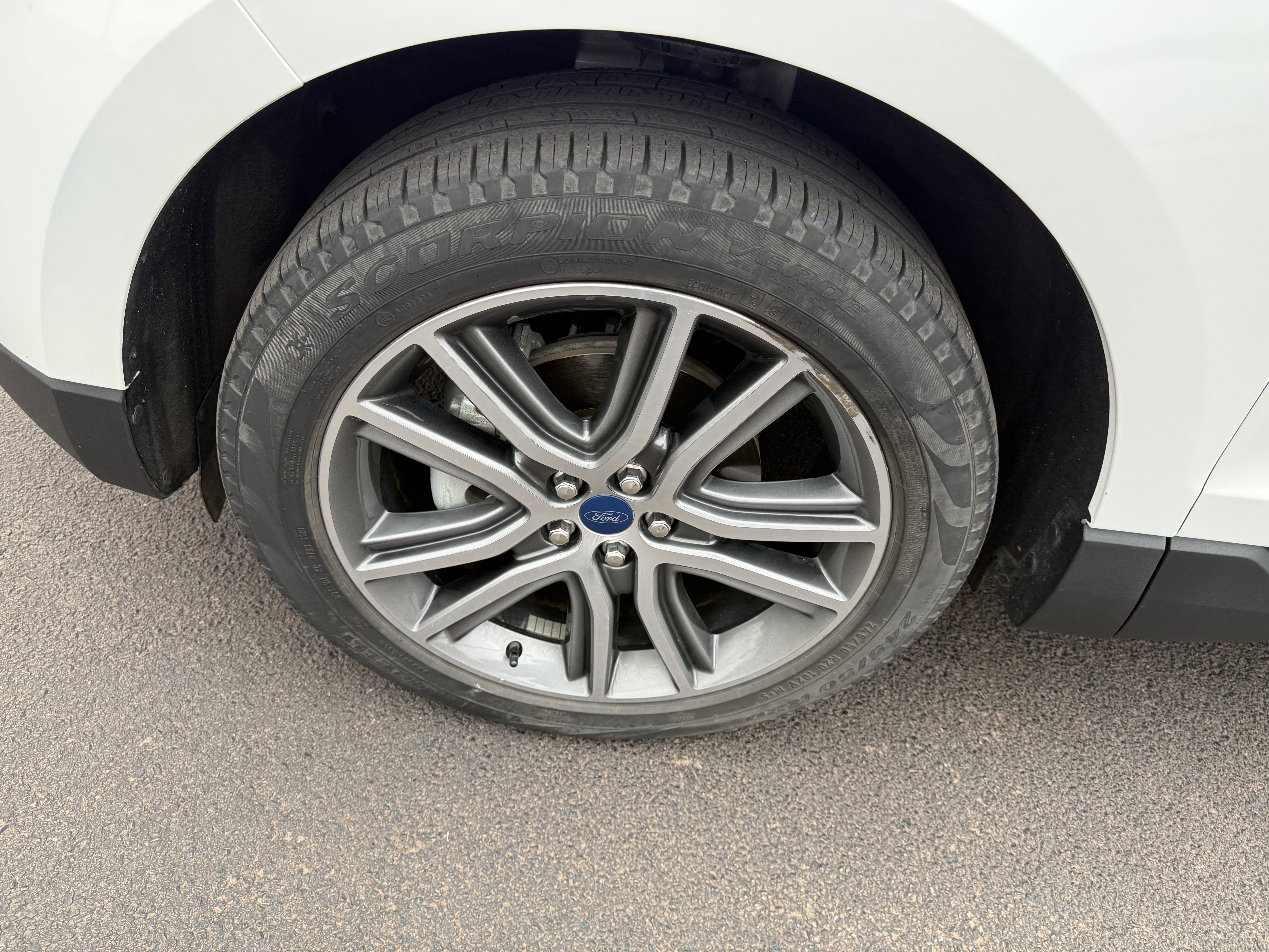 Used 2020 Ford Edge Titanium FWD image 5