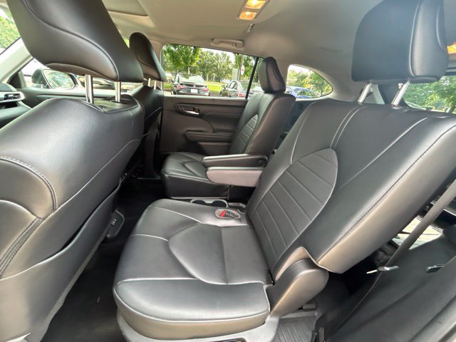 Used 2022 Toyota Highlander XLE AWD/4WD image 13