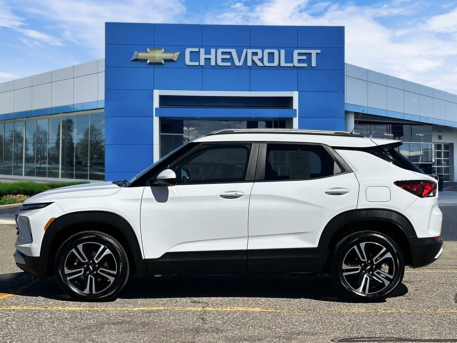 Certified 2025 Chevrolet TrailBlazer LT w/ Convenience Package image 2