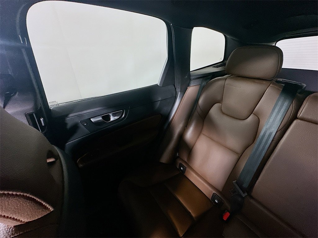 Used 2023 Volvo XC60 B5 Plus image 12