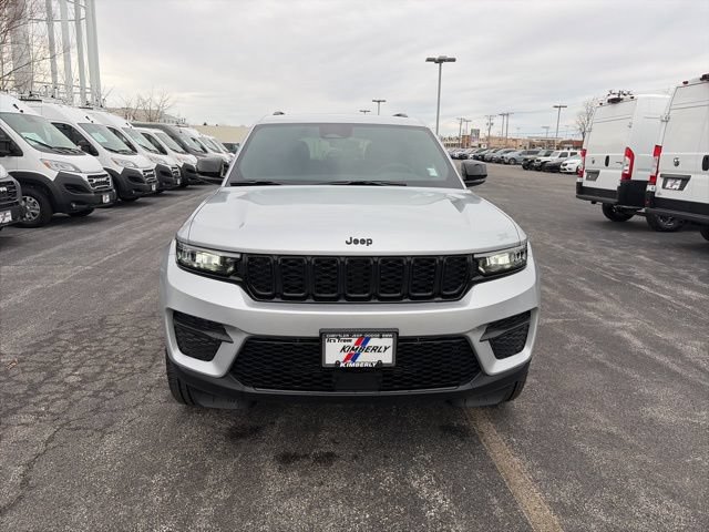 New 2025 Jeep Grand Cherokee Altitude w/ Trailer Tow Package AWD/4WD image 9