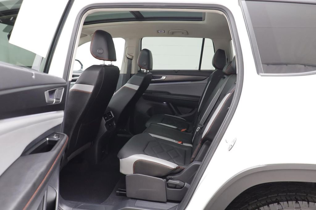 Used 2025 Volkswagen Atlas Peak Edition SE AWD/4WD image 12