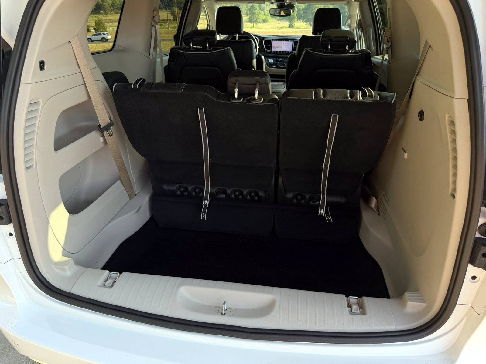 Used 2024 Chrysler Pacifica Limited AWD/4WD image 32