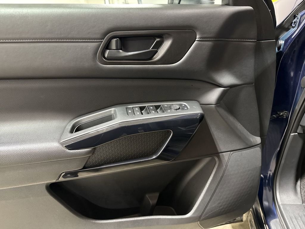 Used 2025 Nissan Pathfinder SV FWD image 20