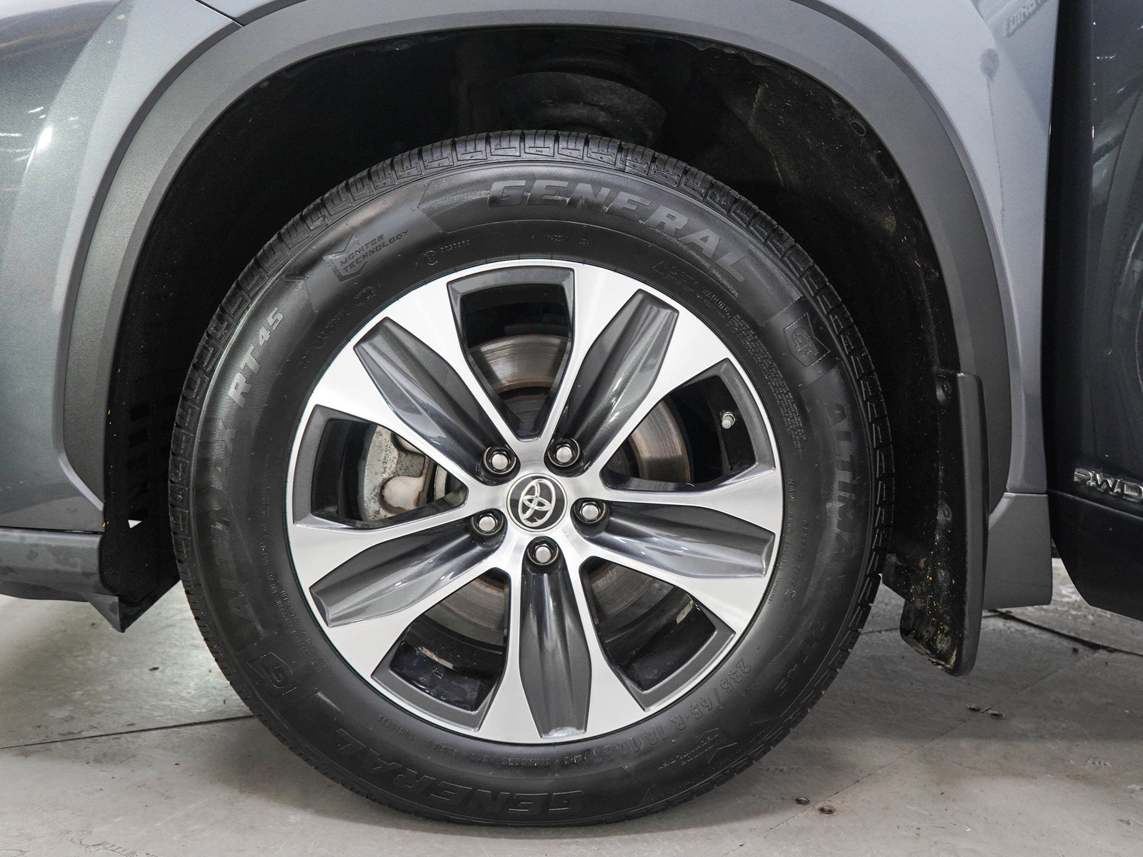Used 2020 Toyota Highlander XLE AWD/4WD image 30