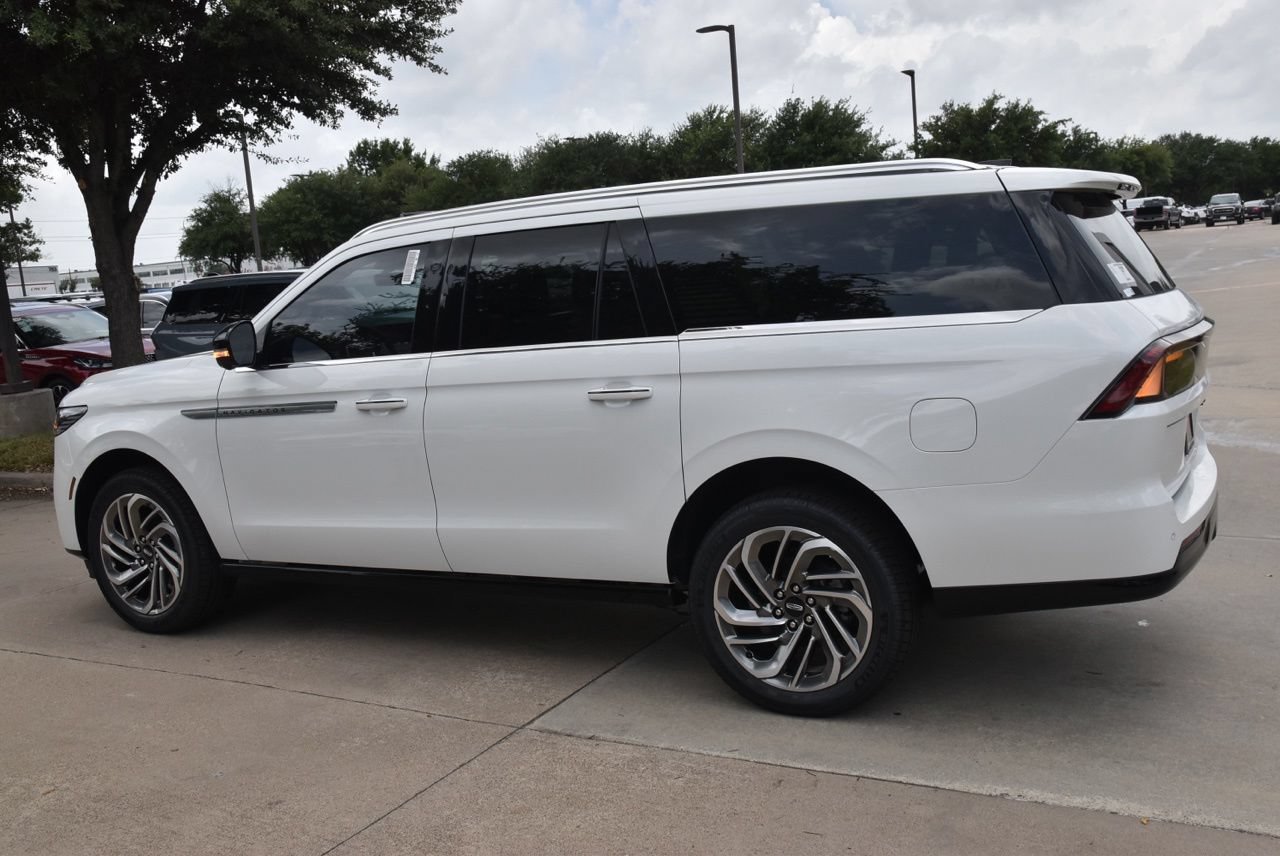 New 2026 Lincoln Navigator L Reserve AWD/4WD image 10