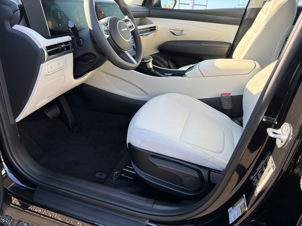 New 2026 Hyundai Tucson SE image 9