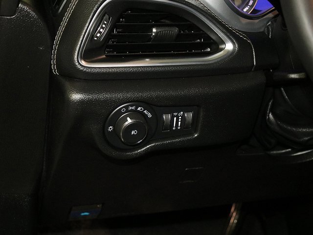 Used 2025 Chrysler Pacifica Limited image 26