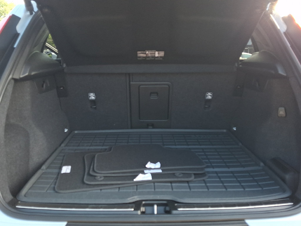 Certified 2024 Volvo XC40 B5 Plus w/ Protection Package Premier AWD/4WD image 27