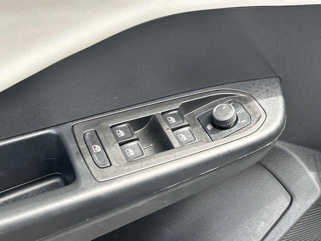 Certified 2025 Volkswagen Taos SE w/ Panoramic Sunroof Package FWD image 19