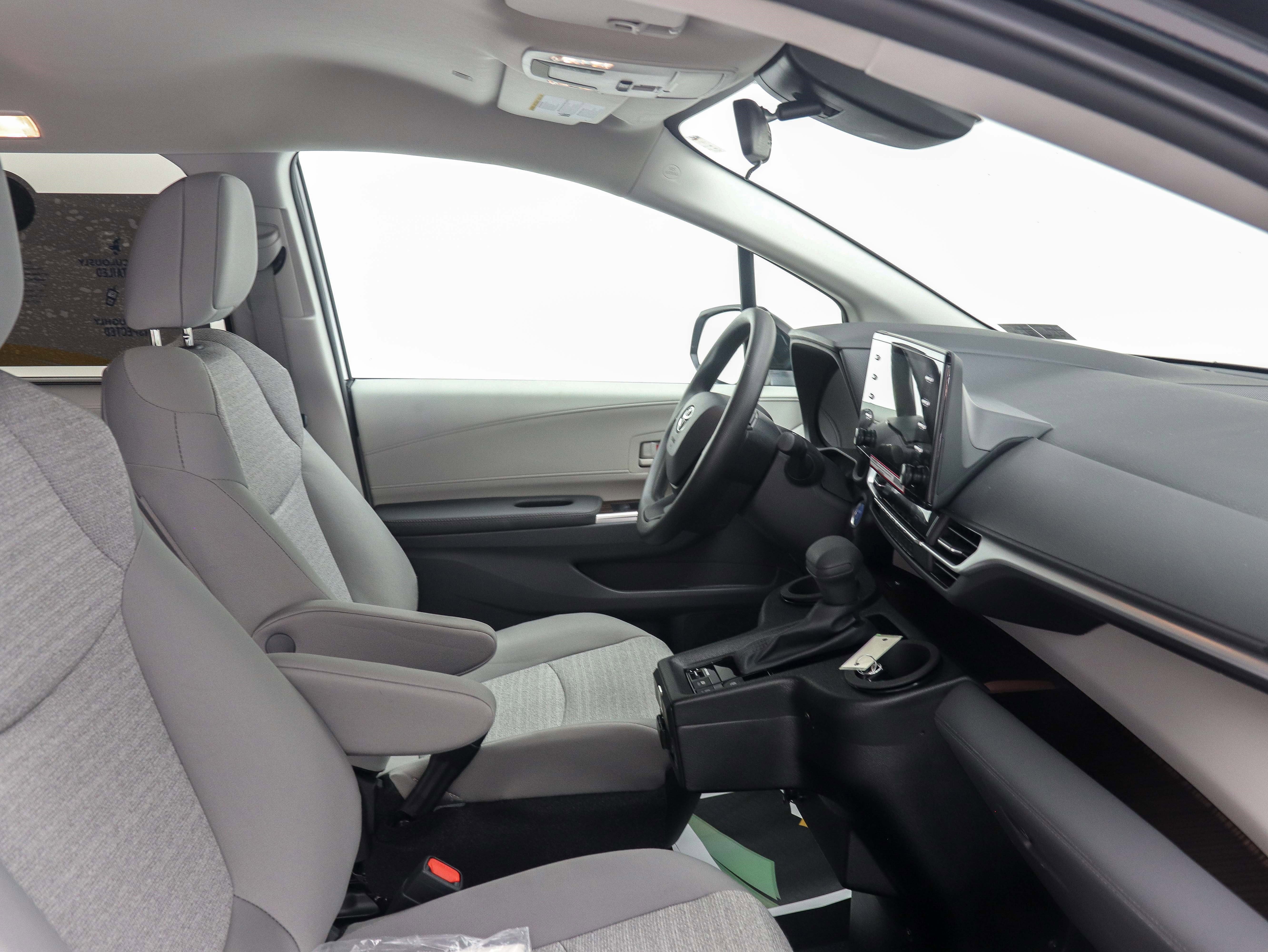 Used 2024 Toyota Sienna LE FWD image 19