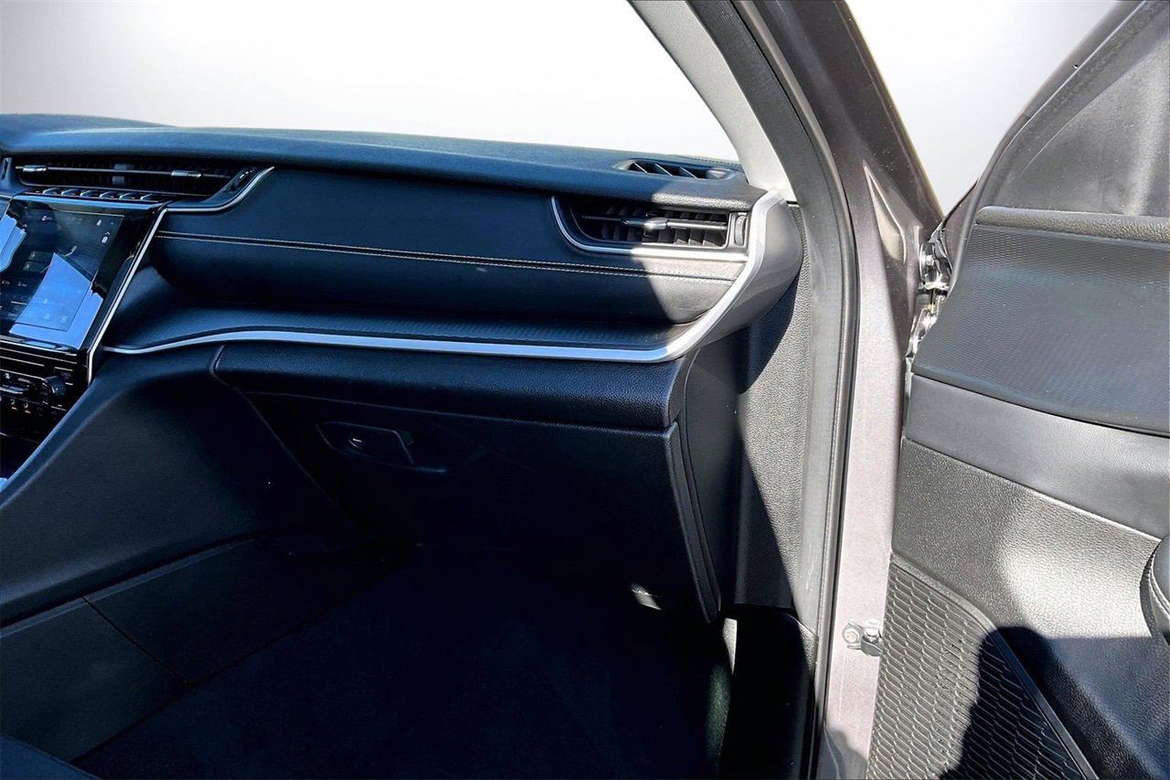 Used 2023 Jeep Grand Cherokee Laredo X image 20