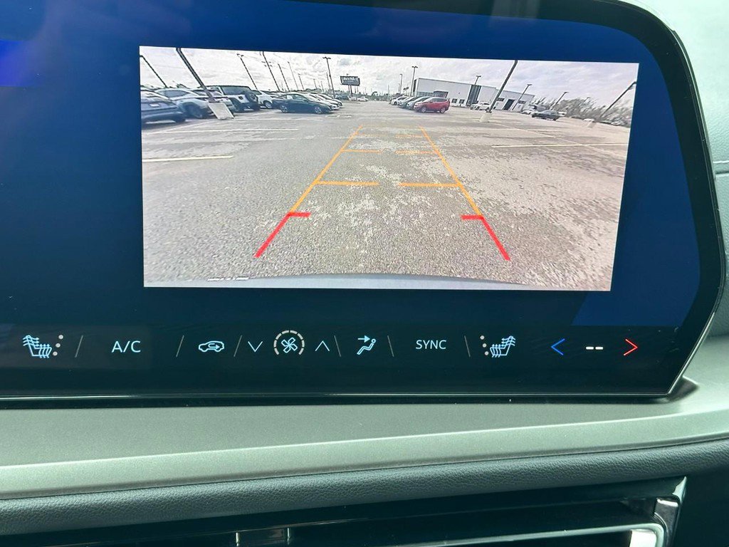 Used 2025 Chevrolet Traverse LT image 23