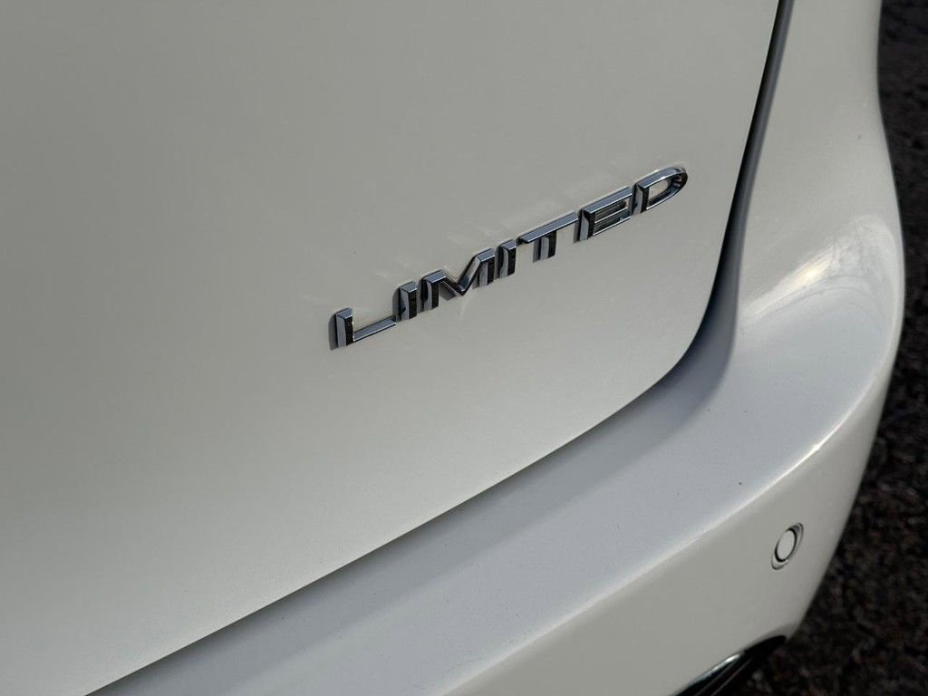 Used 2024 Chrysler Pacifica Limited w/ Uconnect Theater Family Group image 6