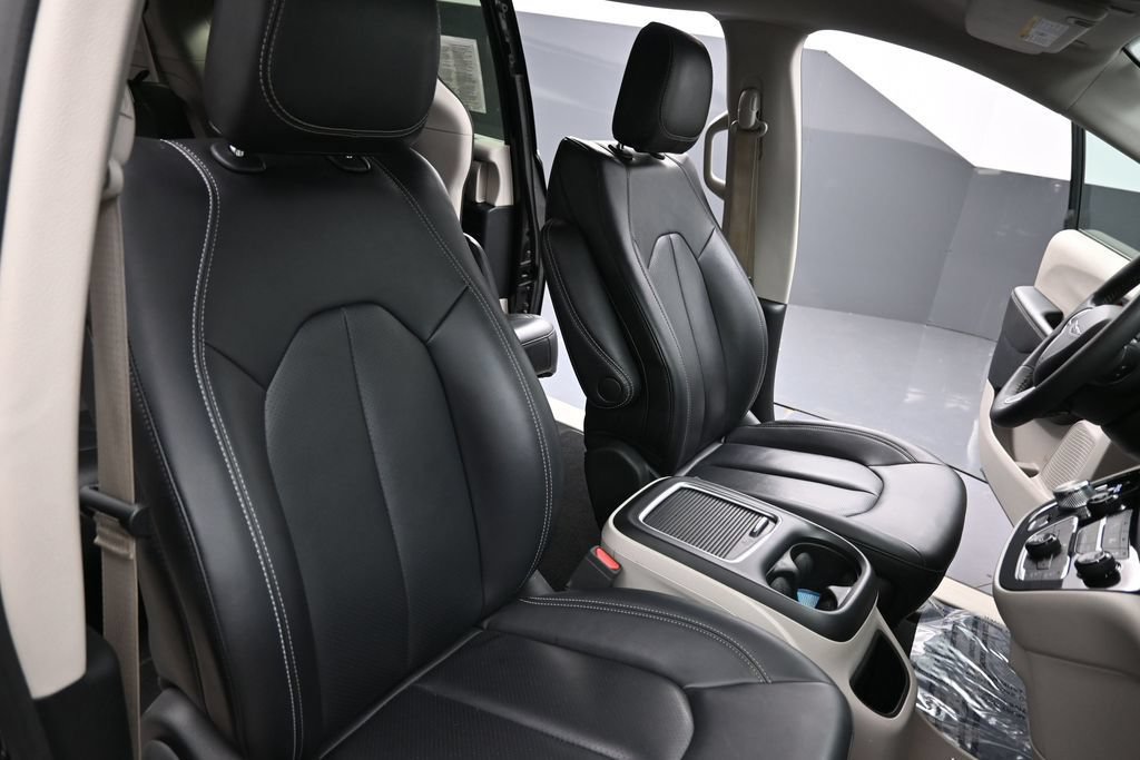 Used 2024 Chrysler Pacifica Touring-L FWD image 29