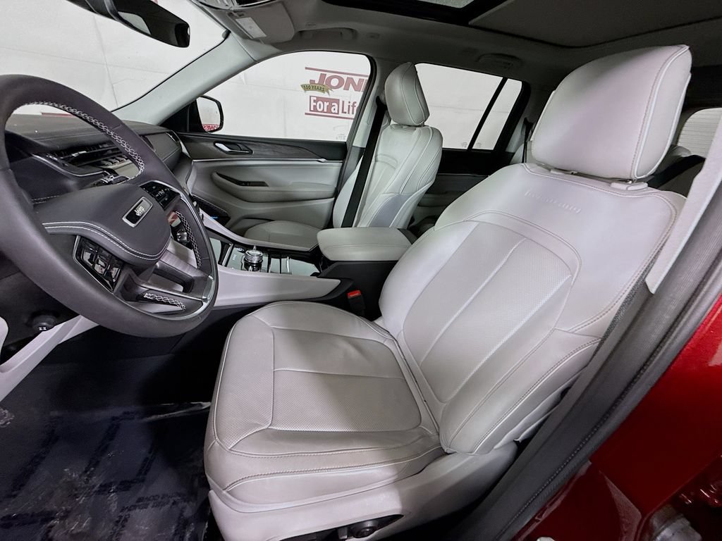 Used 2022 Jeep Grand Cherokee Overland AWD/4WD image 28