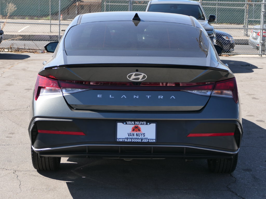 Used 2025 Hyundai Elantra Sport FWD image 5