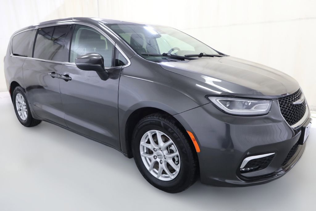 Used 2023 Chrysler Pacifica Touring-L FWD image 3