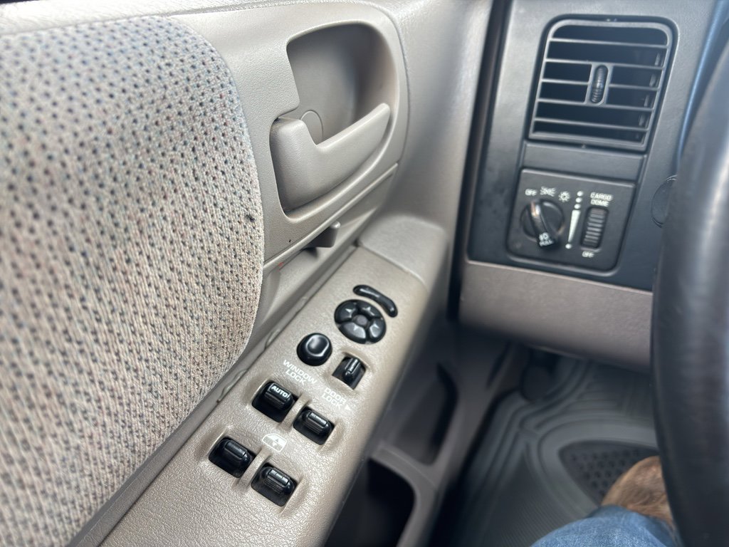 Used 2004 Dodge Dakota SLT w/ Deluxe Convenience Group image 18