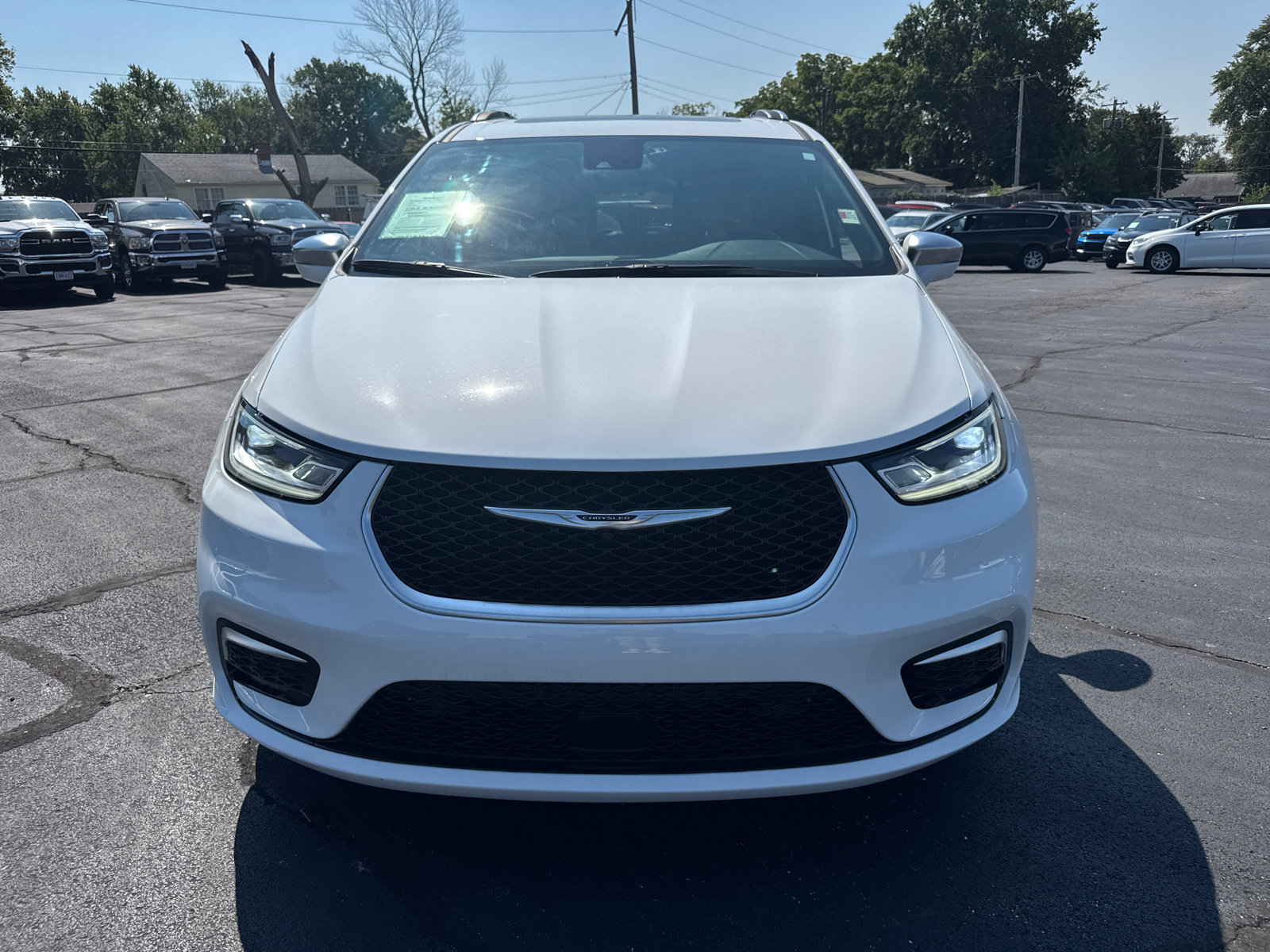 Used 2024 Chrysler Pacifica Pinnacle FWD image 2