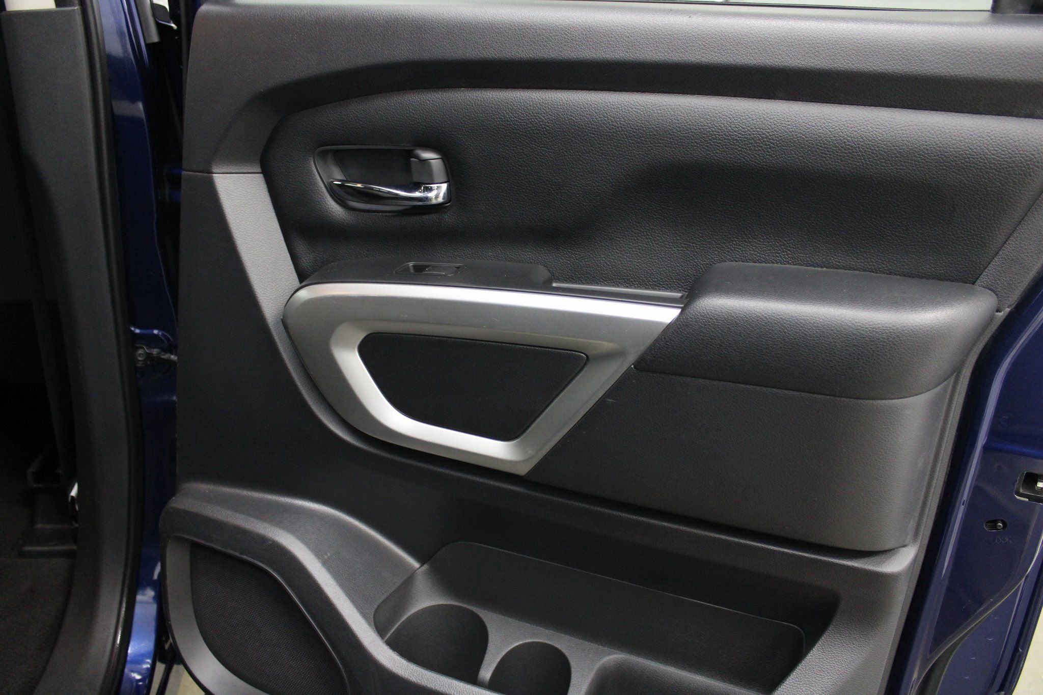 Used 2022 Nissan Titan SV image 21