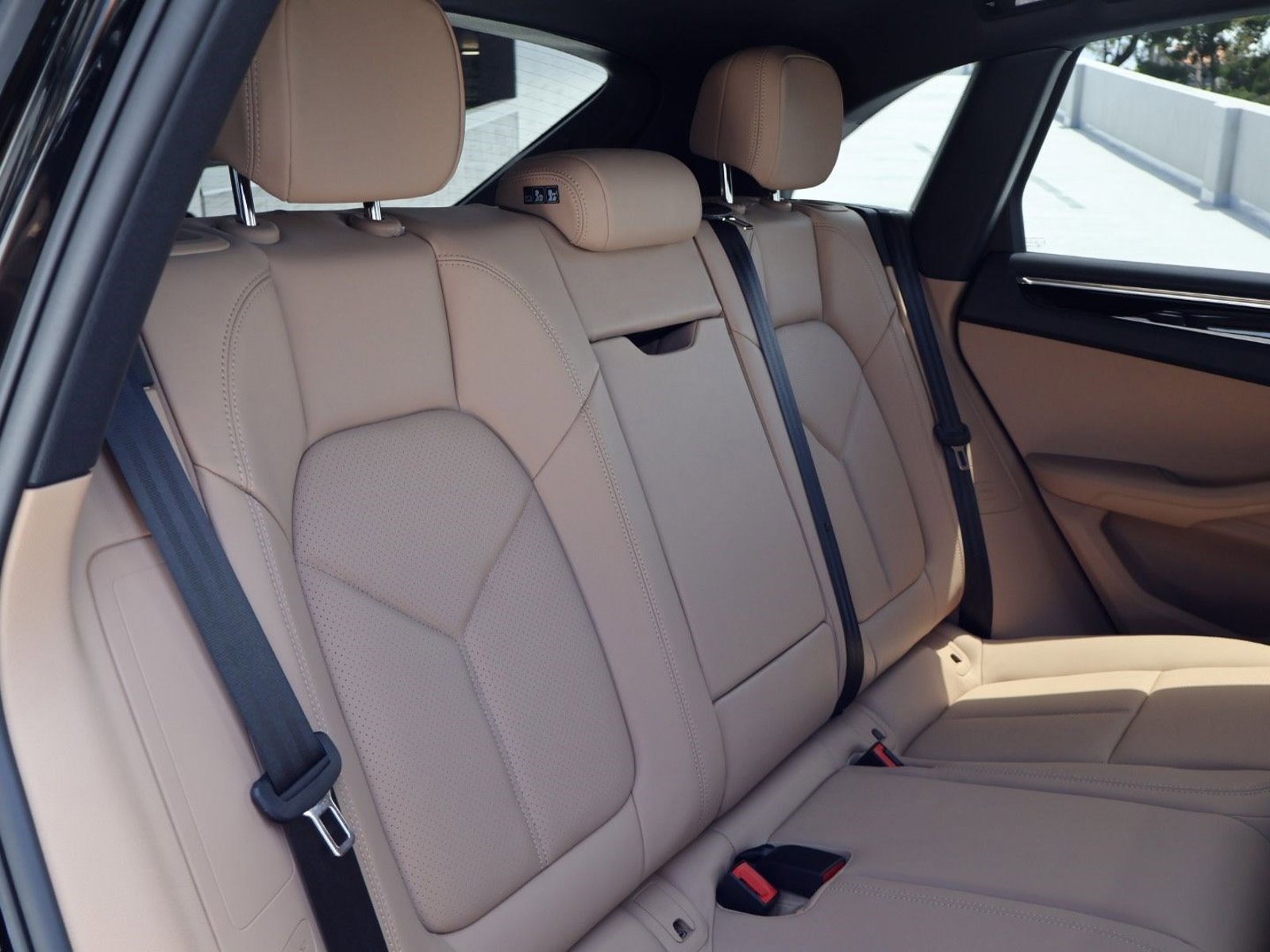 Certified 2025 Porsche Macan AWD/4WD image 23