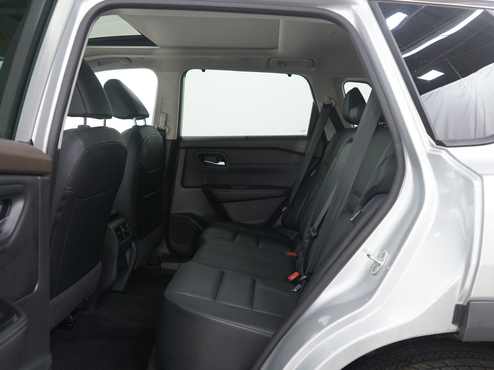 Used 2023 Nissan Rogue SV w/ SV Premium Package image 18