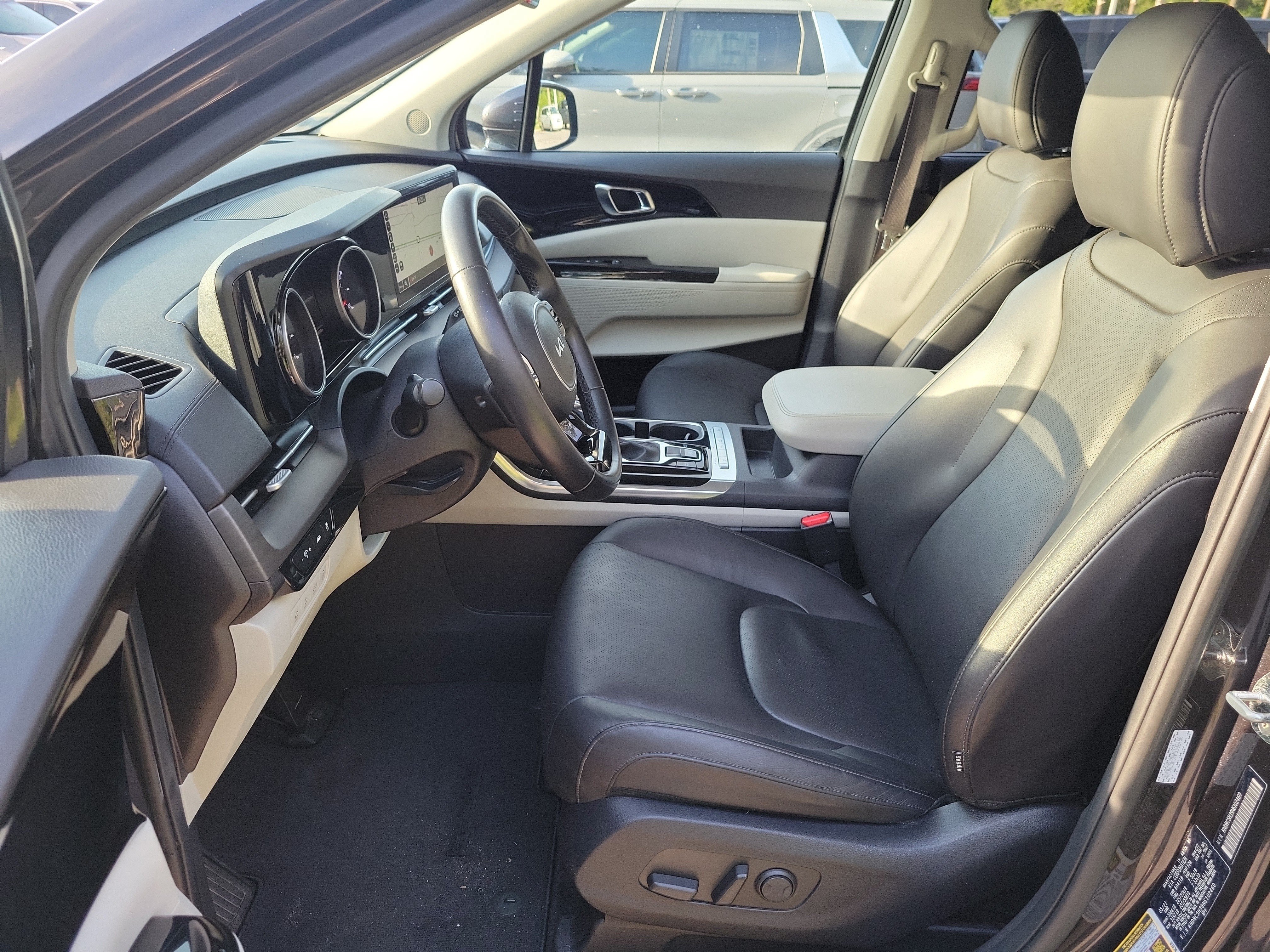 Used 2022 Kia Carnival EX FWD image 21
