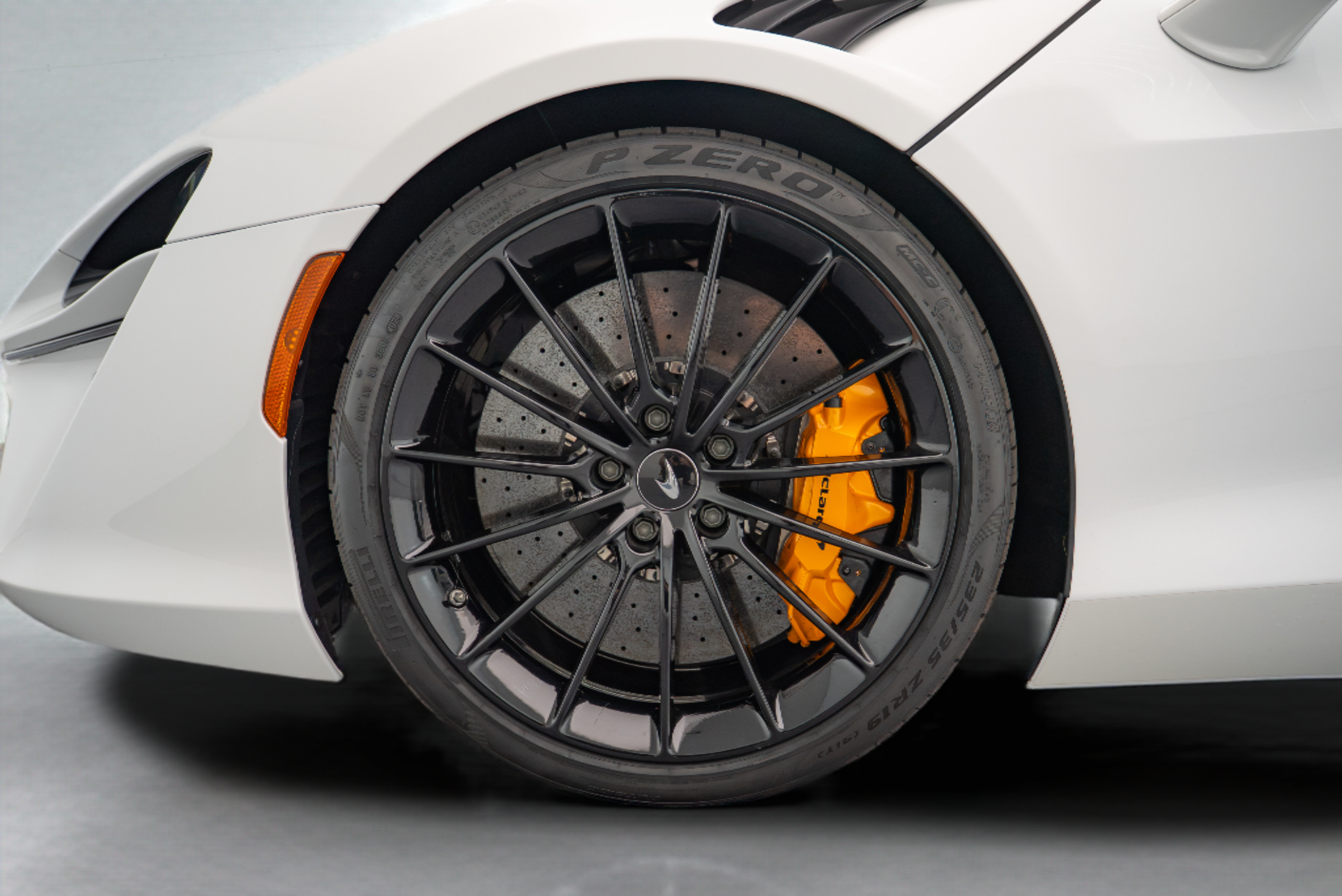 Used 2025 McLaren Artura RWD image 17