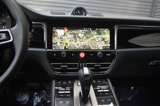 Certified 2025 Porsche Macan image 21