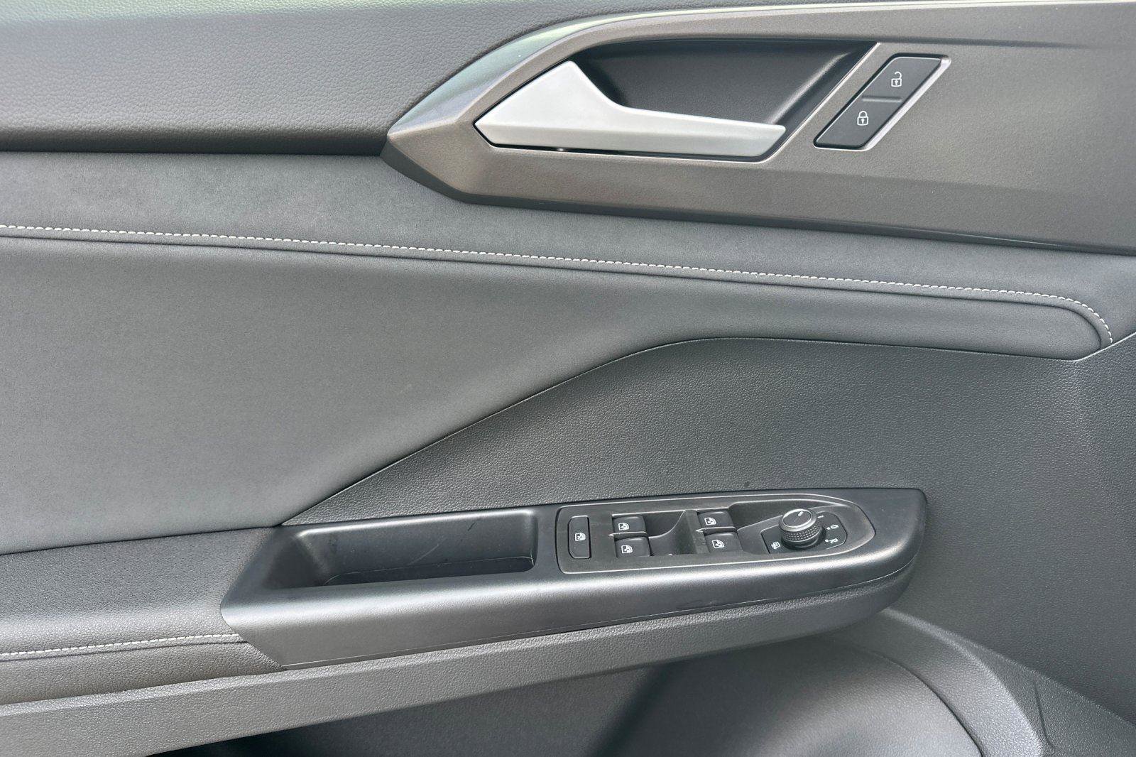 New 2026 Volkswagen Taos SE image 10