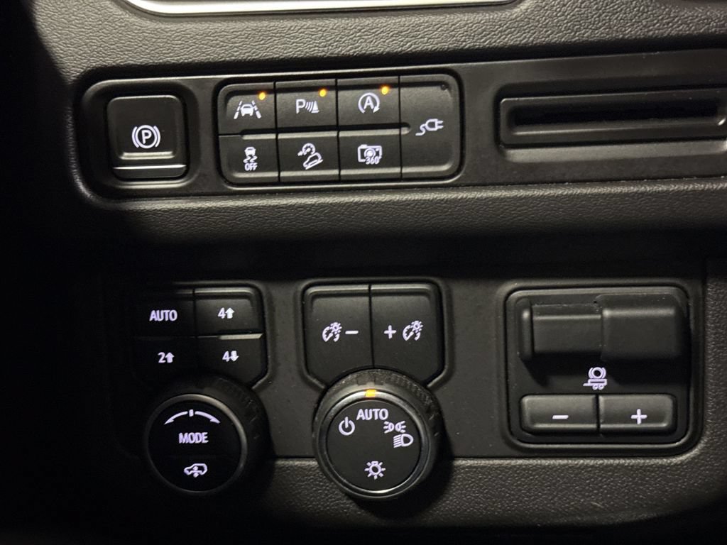 Used 2022 Chevrolet Suburban Z71 w/ Z71 Off-Road Package AWD/4WD image 19