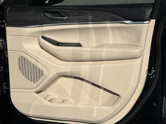 Certified 2024 Jeep Grand Cherokee Limited w/ Luxury Tech Group II image 17