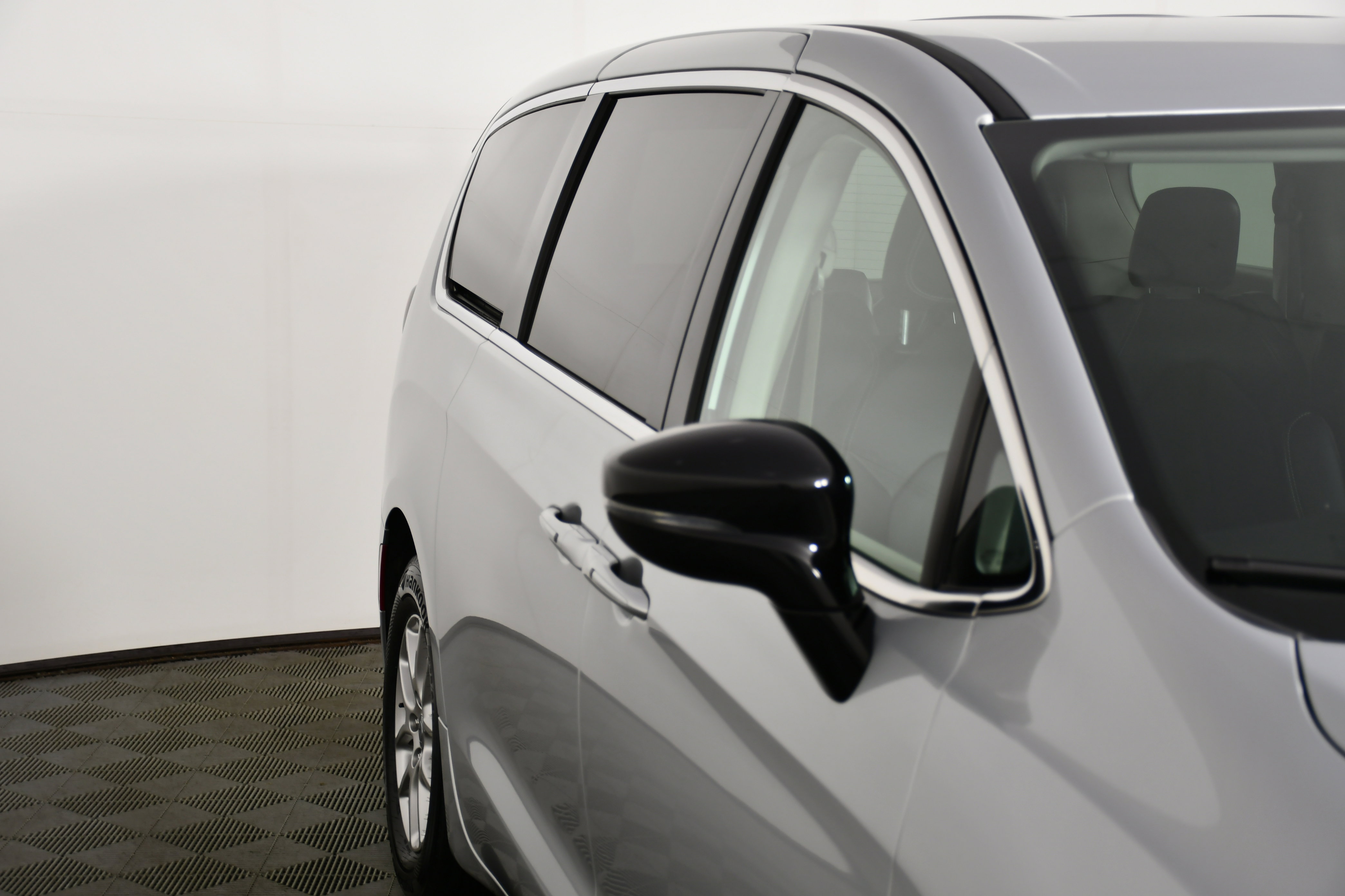Used 2024 Chrysler Pacifica Touring-L image 14