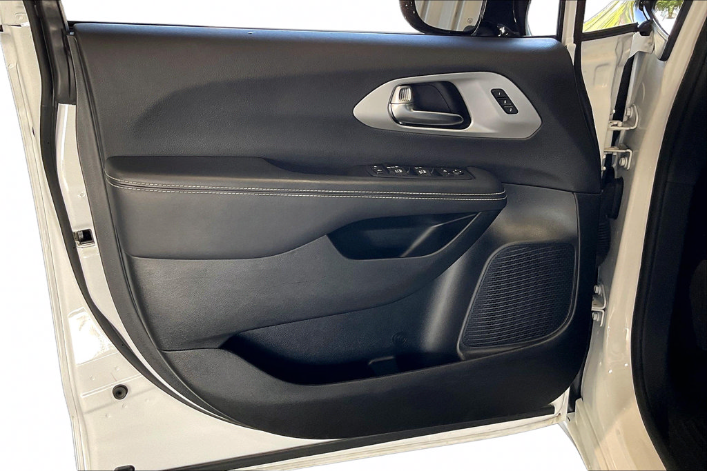 Used 2025 Chrysler Pacifica Limited FWD image 2