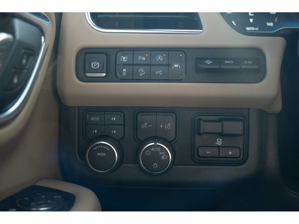 Used 2024 Chevrolet Suburban Premier w/ Advanced Technology Package AWD/4WD image 31