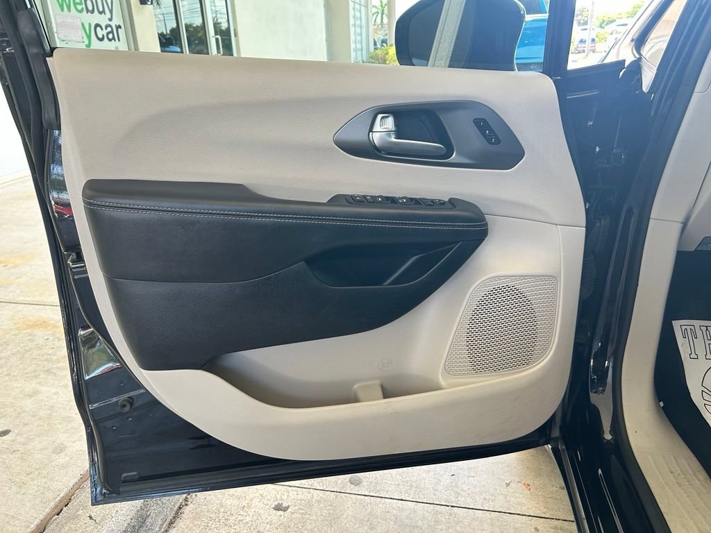 Used 2024 Chrysler Pacifica Touring-L FWD image 35