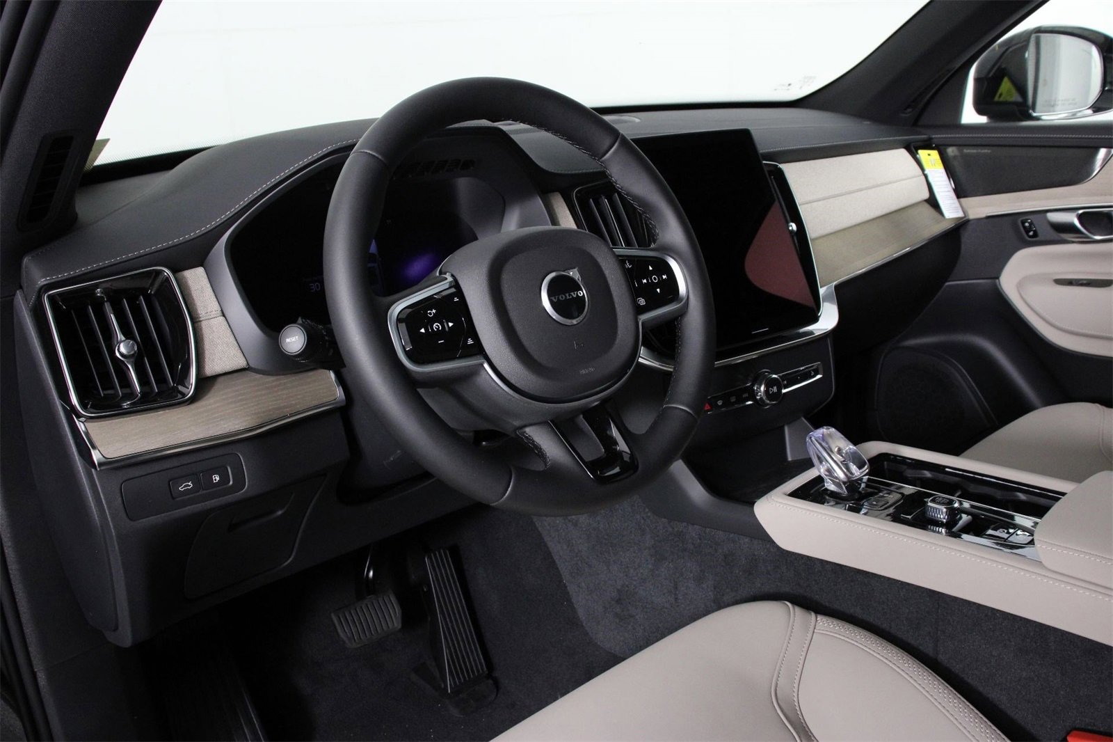 New 2026 Volvo XC90 T8 Plus image 8