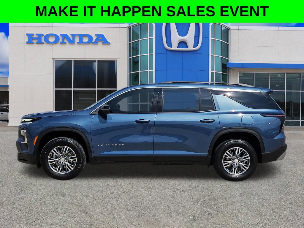 Used 2025 Chevrolet Traverse LT w/ Driver Confidence Package FWD image 6