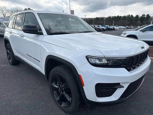 Used 2023 Jeep Grand Cherokee Altitude image 9