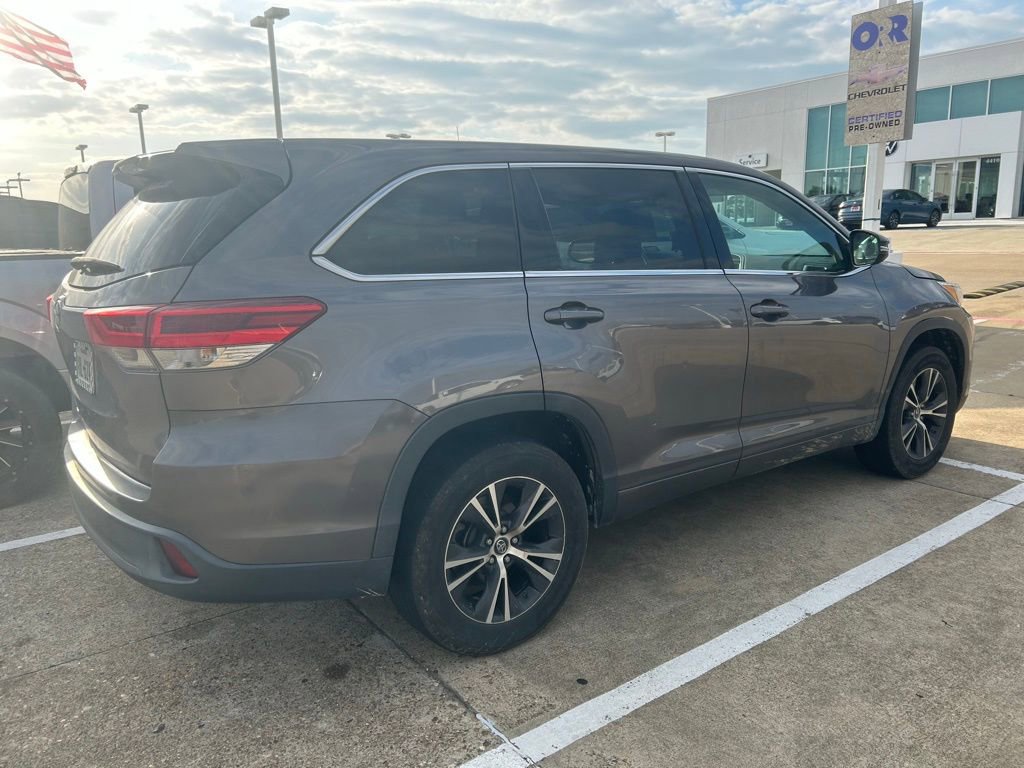Used 2017 Toyota Highlander LE FWD image 5