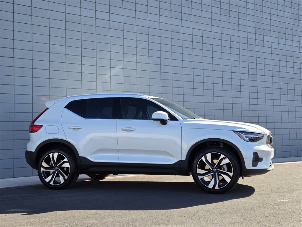 New 2025 Volvo XC40 B5 Plus w/ Climate Package image 4