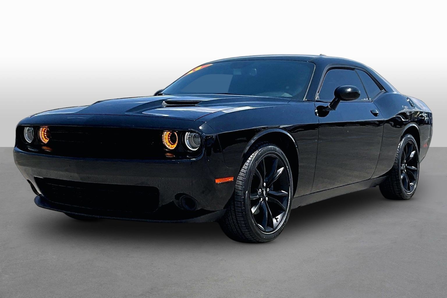 Used 2019 Dodge Challenger SXT RWD image 1